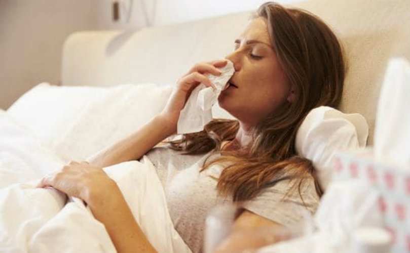 Tos, estornudos, dolor de cabeza y garganta irritada son algunos de los síntomas de los resfríos