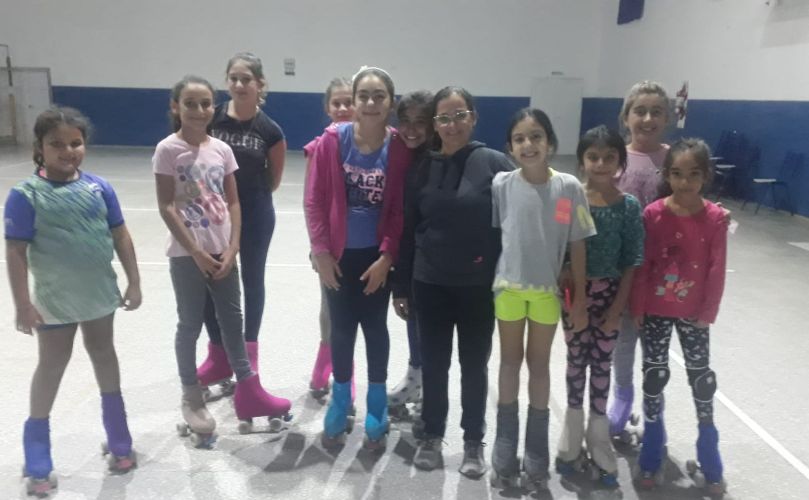 La profe Gilda junto a sus alumnas