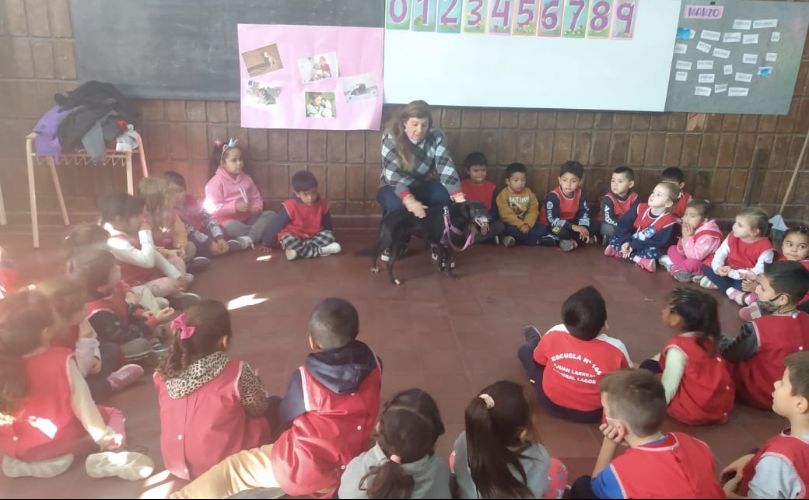 Niños y niñas del nivel inicial junto a la proteccionista, Claudia Persichini