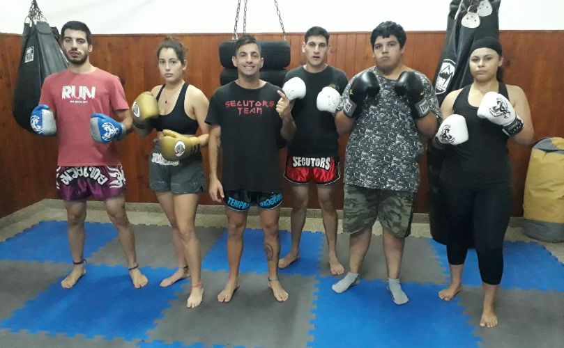 Jonatan junto a su equipo de campeones