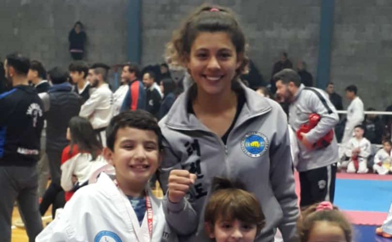 Anallía Luna junto a sus alumnos
