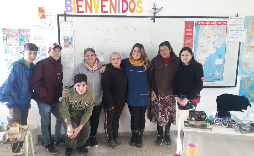 Ana Cesaretti junto a sus alumnos