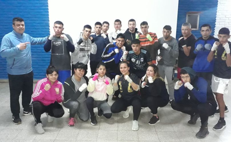 Raúl junto a los practicantes actuales