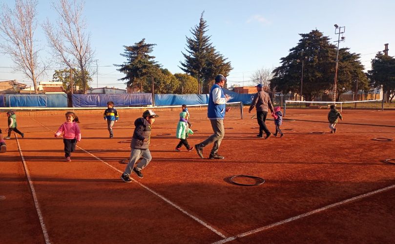 Pequeños deportistas: Los chicos y chicas de tres y cuatro años en plena actividad