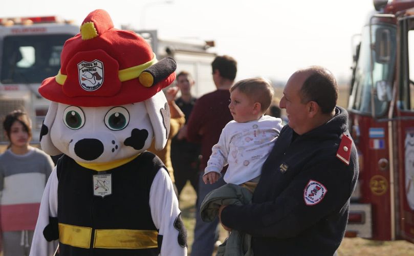 Bomberos Voluntarios junto a la Hidromascota