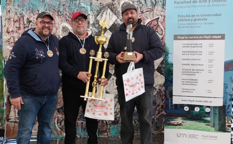 Abraham Bargad junto a su equipo de ganadores