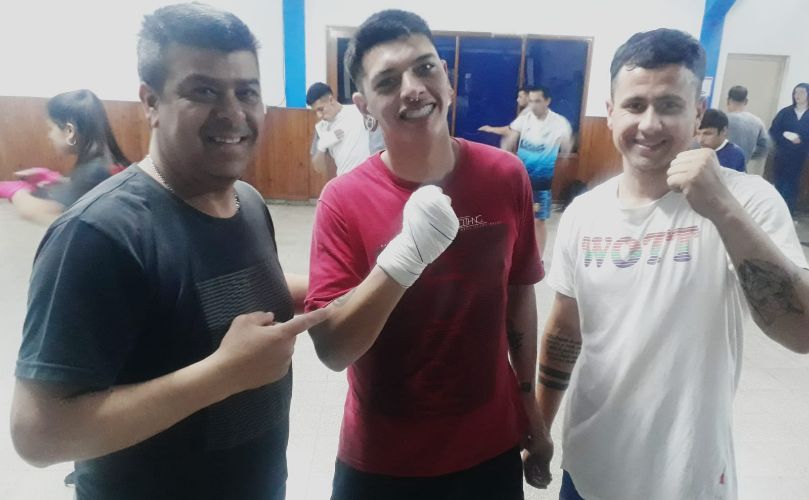 Raúl Zeballos, profesor, junto a dos competidores