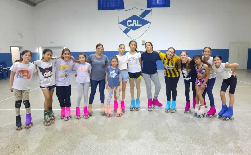 Gida junto a sus alumnas de Patín