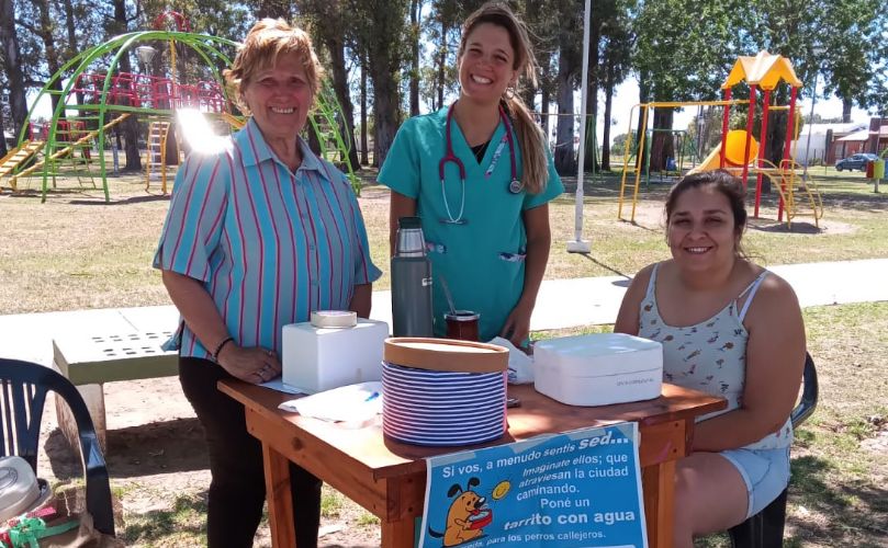 Proteccionistas y personal médico en el parque central