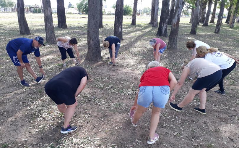 Vida saludable: adultos mayores en el parque central