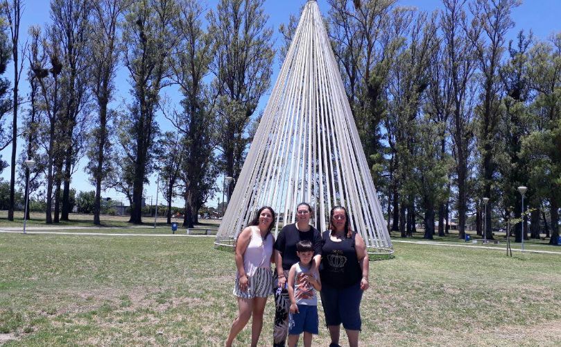 Artesanas junto en el parque central