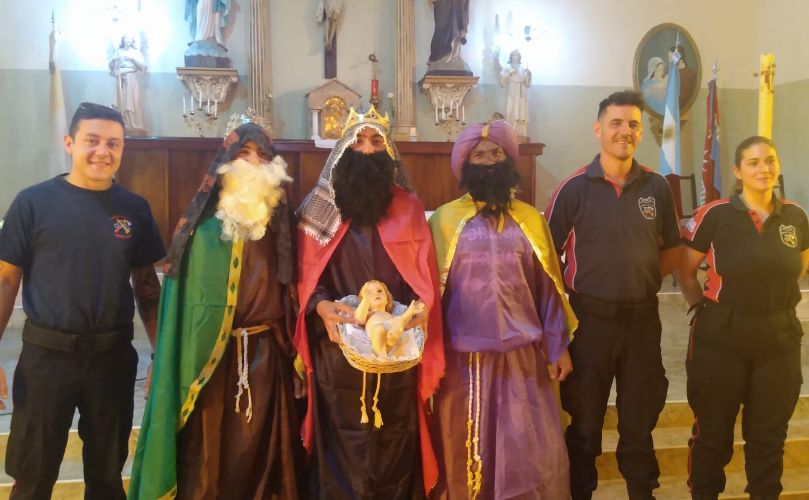 Bomberos y Reyes Magos en la Iglesia San José