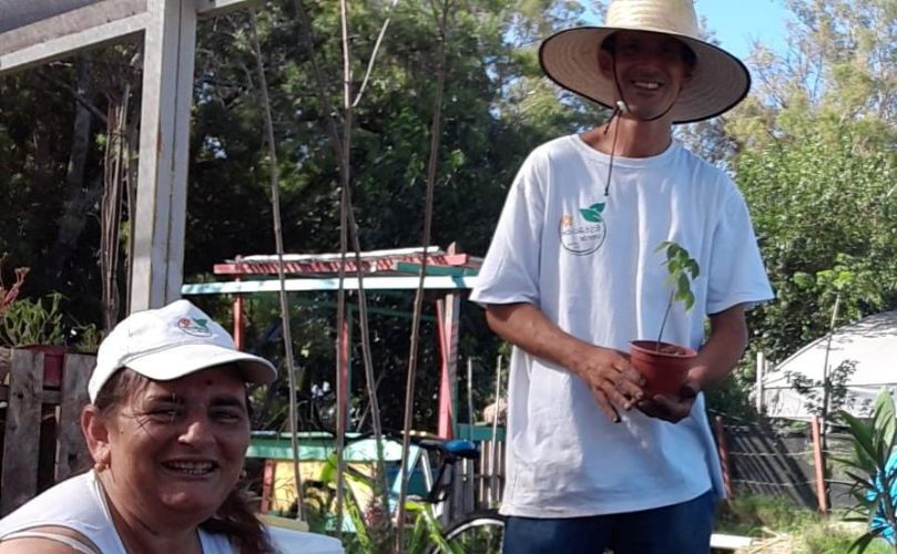 Valentín junto a una vecina en el vivero