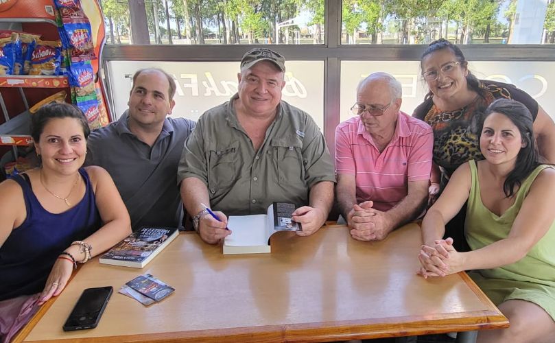 Emotivo reencuentro: Emilio Scotto junto a la familia Scarpecci