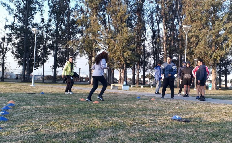 Entrenamiento funcional en el parque central de la localidad