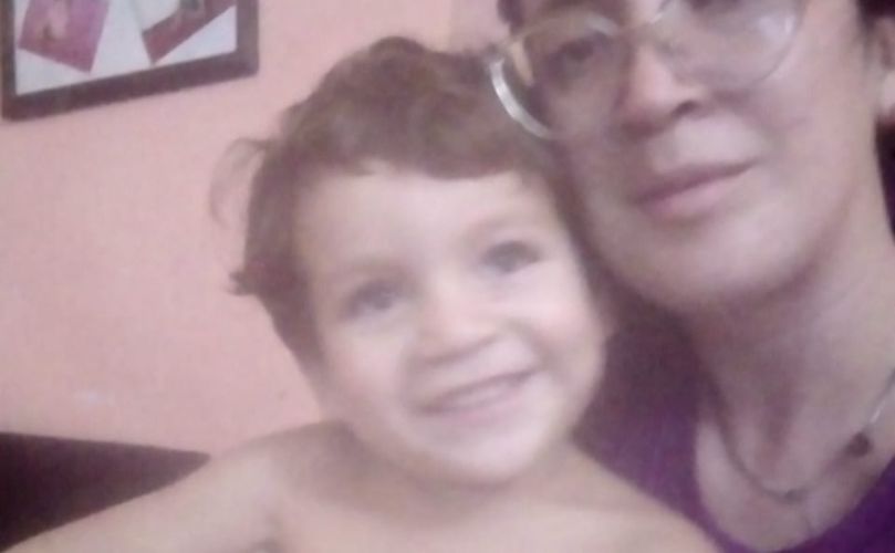 Santiago junto a su madre