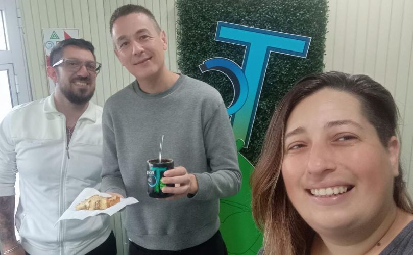 Clima distendido: Adrián y Ayelén junto a Andrés Valasciani en Tecnocell