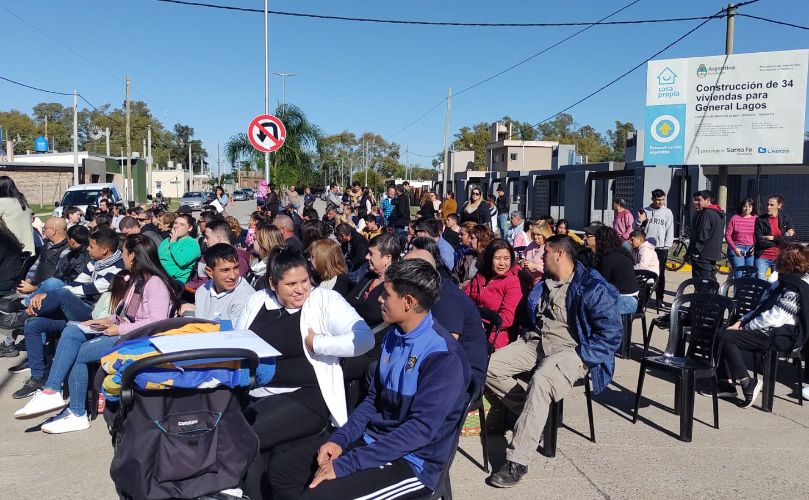 vecinos beneficiaros presentes en el acto formal