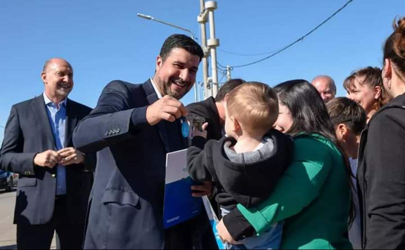 El diputado nacional Marcos Cleri durante la entrega de las viviendas