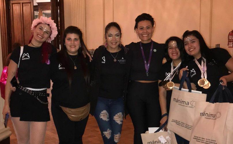 Competidoras: Yamila junto a su equipo