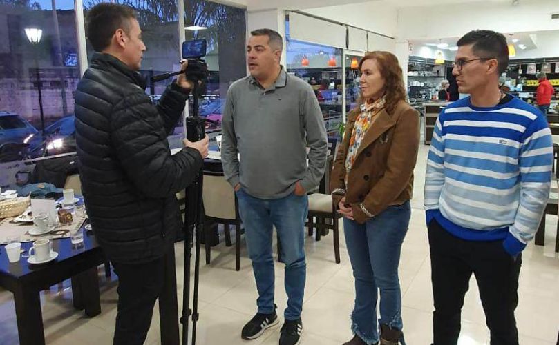 Sandra Fillipini siendo entrevistada junto a su equipo 