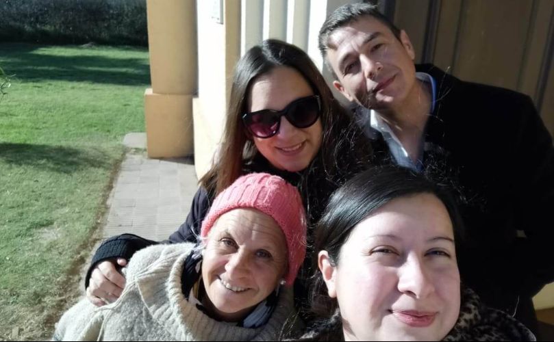 Integrantes de 'Cadena de Favores' junto al periodista ANdrés Vallasciani