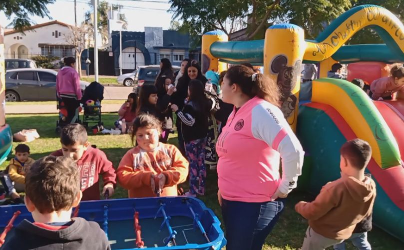 Chicos difrutando sus vacaciones en el parque central