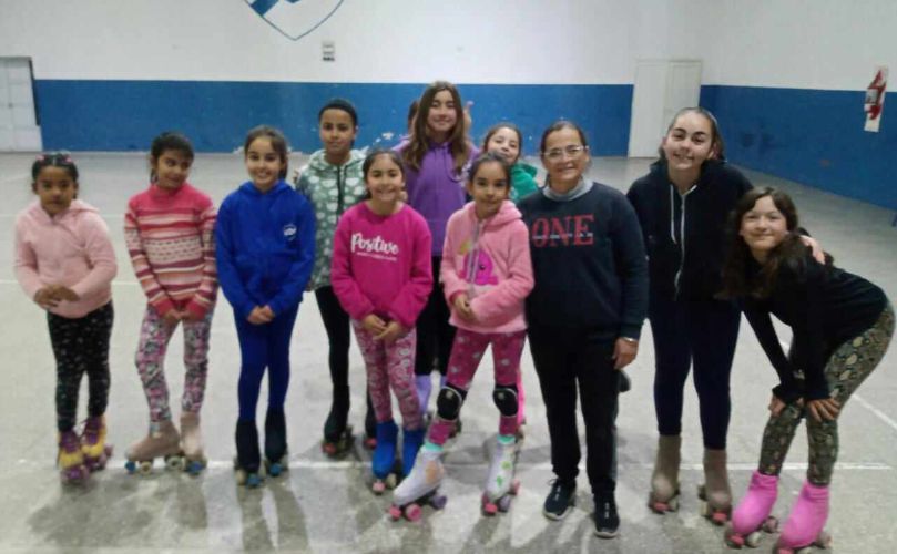 Gilda Gonzáles junto a las pequeñas patinadoras