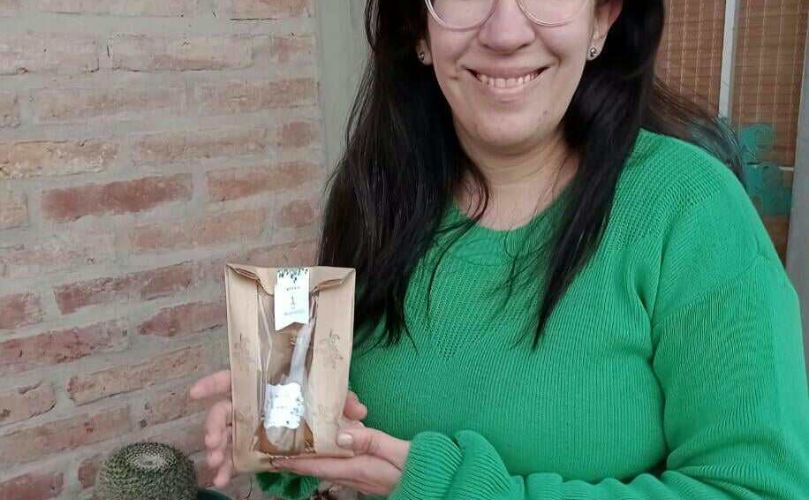 Sabrina con su botellita especial de caña con ruda