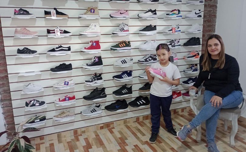 Mariana Barban en su local de calzados