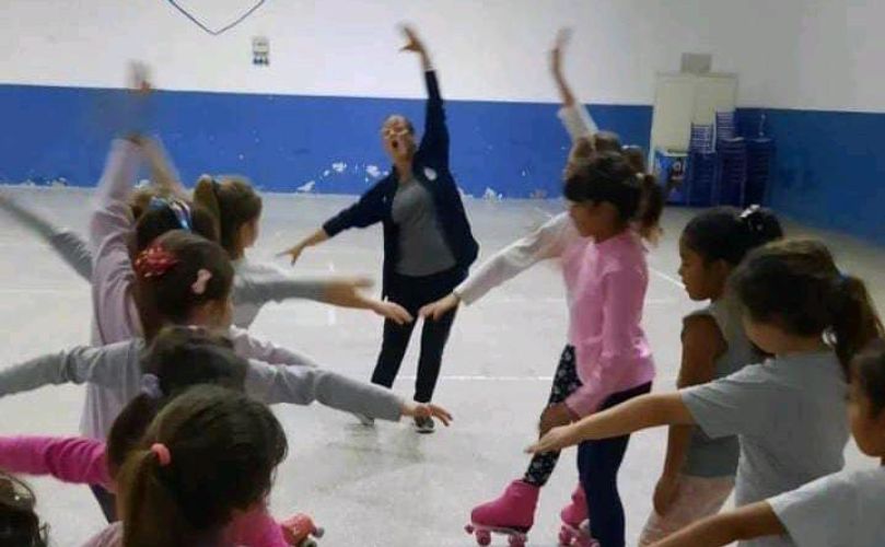 Gilda Gonzáles  junto a sus alumnas de patín