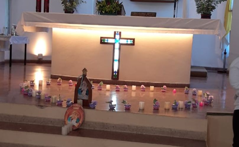 La virgen rodeada de velas