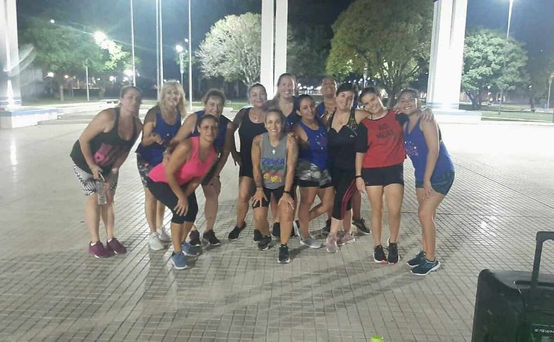 Cintia junto a su grupo