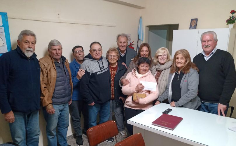 La actual comisión junto a los ganadores del bono