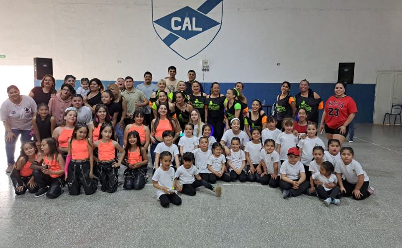 Malena junto a su equipo de baila