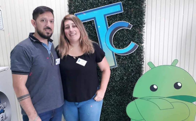 Adrián Marino y Ayelén Vitelli: expertos en celulares