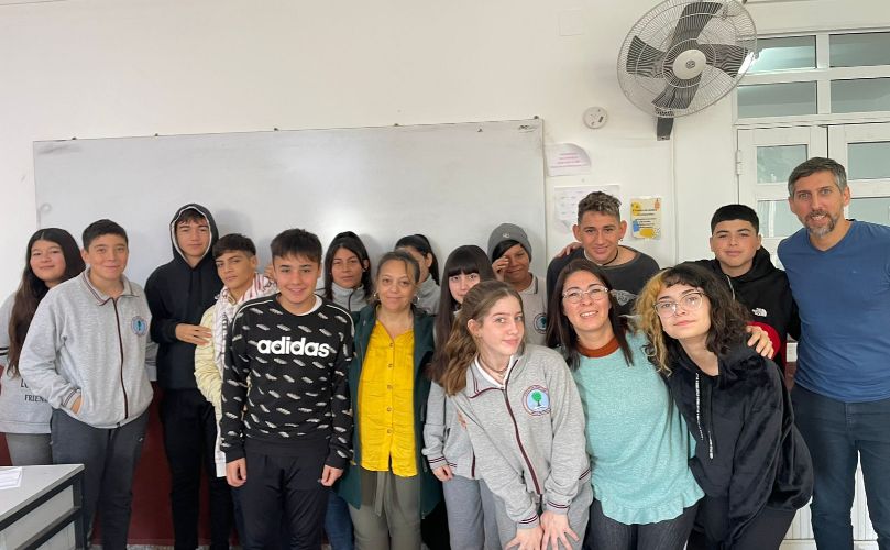 Andrea Altamirano junto a estudiantes