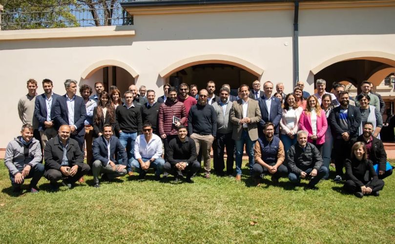 Autoridades locales, referentes políticos y empresarios regionales