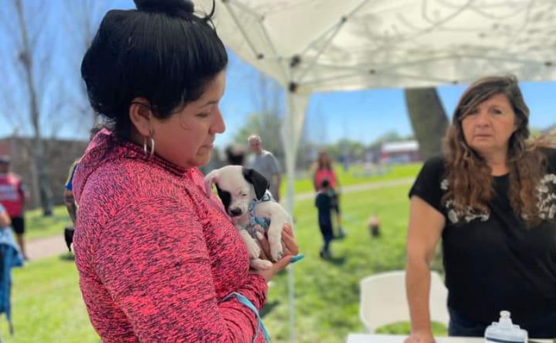 Claudia Persichini junto a una vecina con su mascota