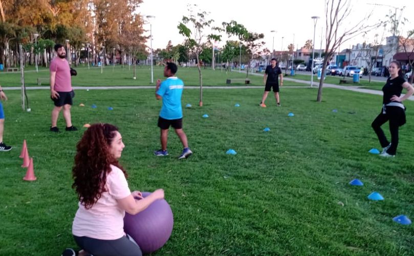 Entrenamiento funcional en el parque central de la localidad