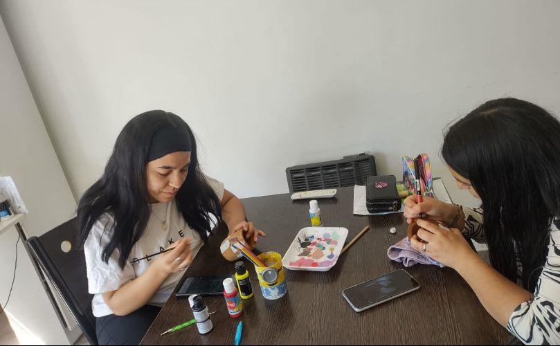 Las hermanas Aguilera en su emprendimiento de mates personalizados
