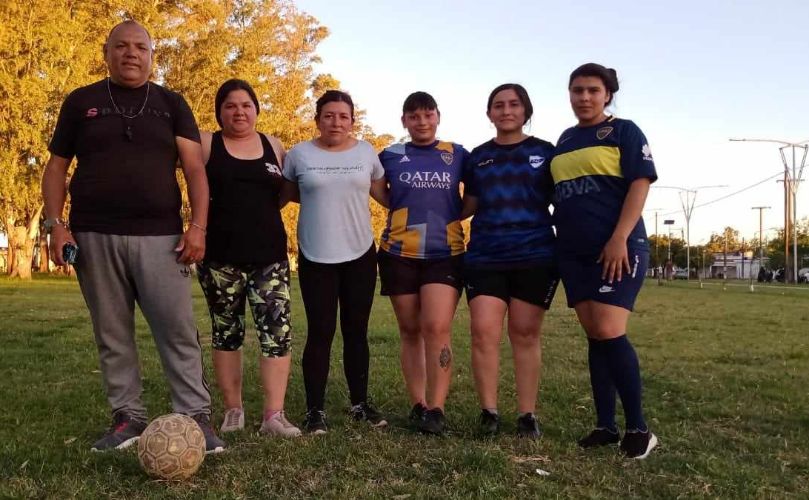 Juan Domingo Giménez junto a jugadoras de futbol