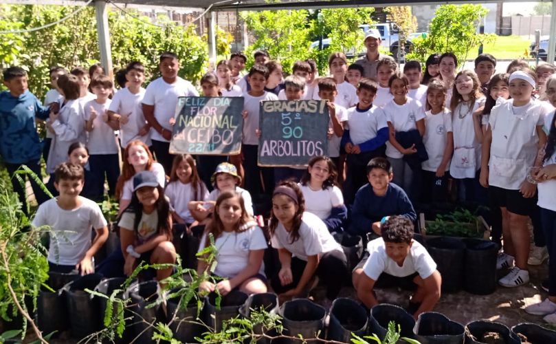 Los alumnos en el vivero 'Estación Verde'