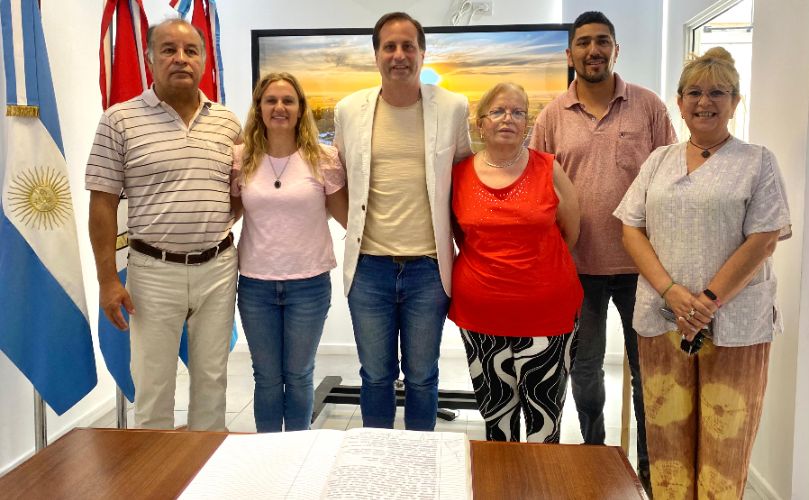 Esteban Ferri junto a su equipo