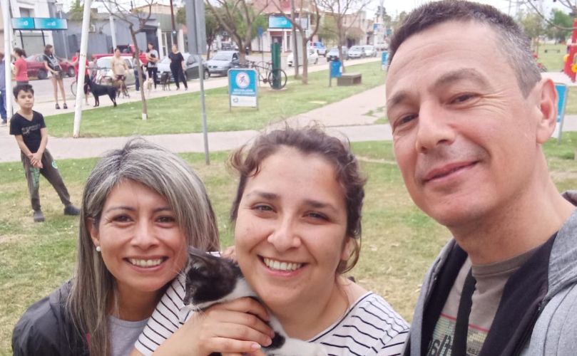 Proteccionistas locales junto a Andrés Vallasciani en el parque central