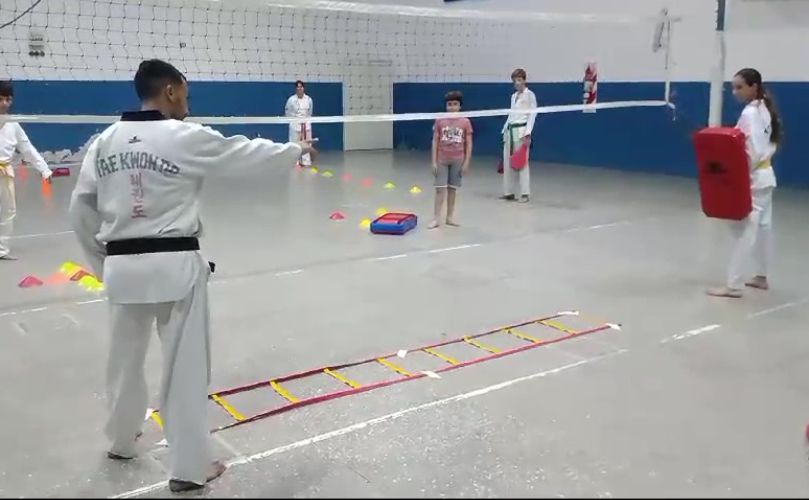 En plena clase: el sabón Juan Ignacio Franzi junto a alumnos