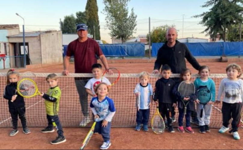 Fredy Medina junto a uno de los grupos de Tenis