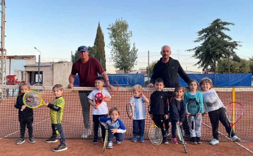 Fredy Medina en cancha de Tenis con una de las categorías 