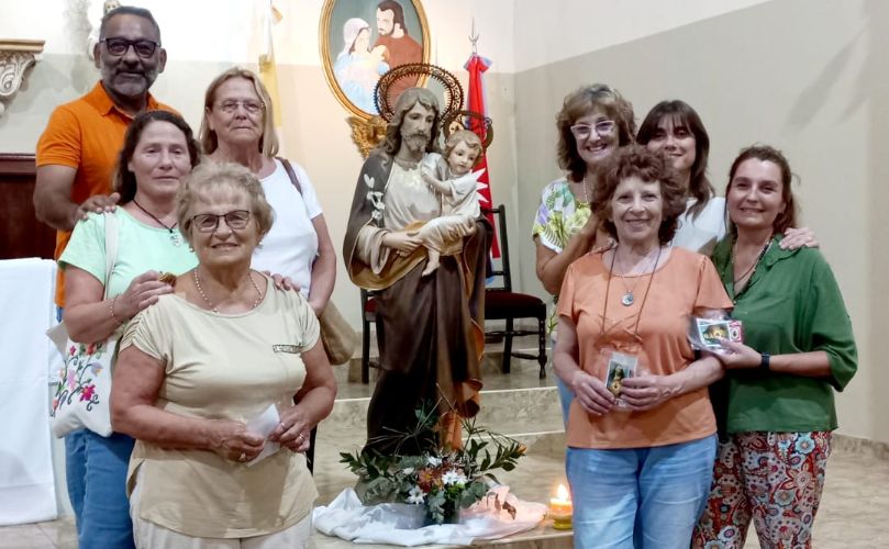 El padre Henry junto al grupo de la guardia del Sagrado Corazón