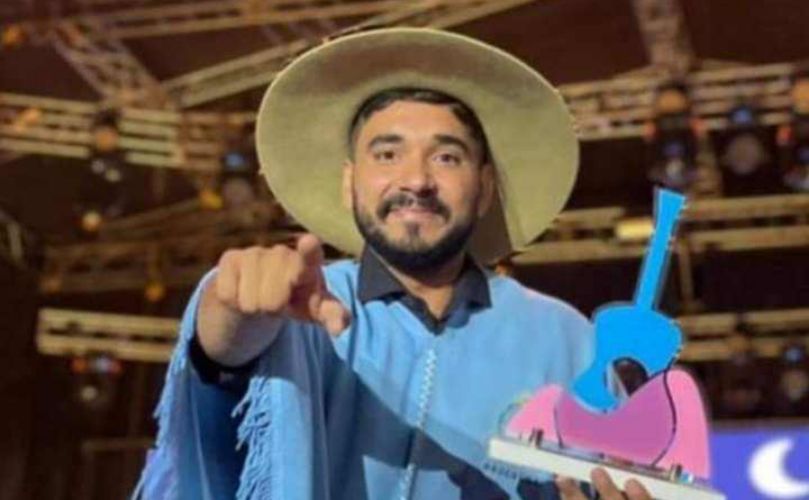 Lázaro Caballero en la grilla de artistas del 25 de mayo